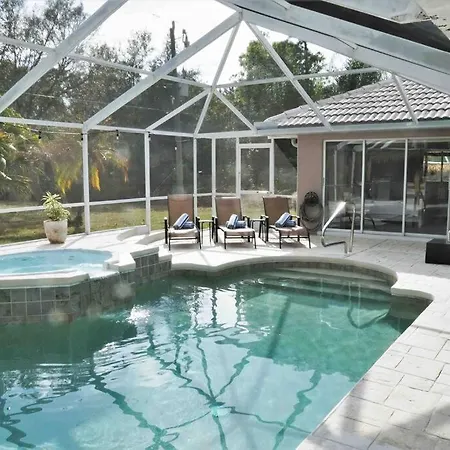 Peachland Getaway With Pool And Tiki Bar Villa